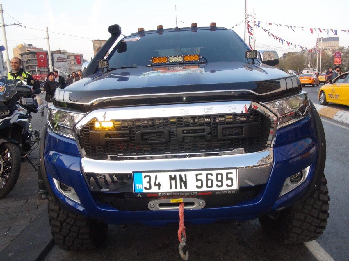 Taksim'de çakar kullanan lüks pikap sürücüsüne ceza