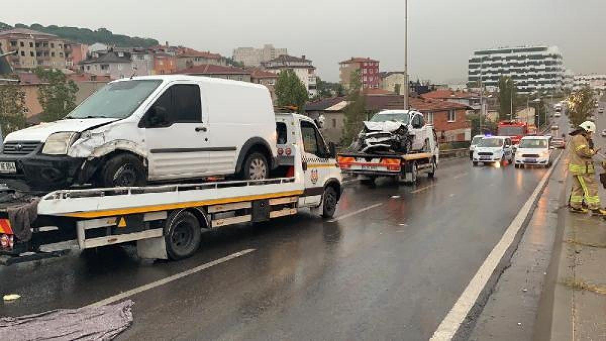 Maltepe'de kamyonet otomobillerin üzerine devrildi