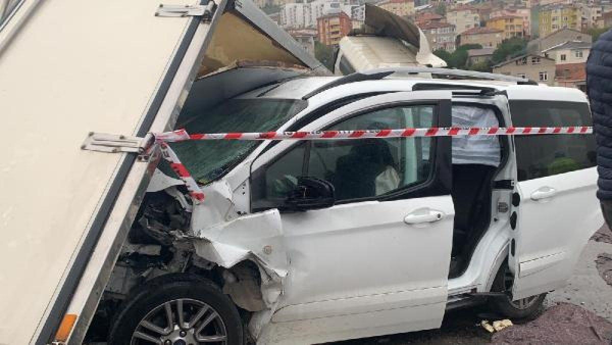 Maltepe'de kamyonet otomobillerin üzerine devrildi