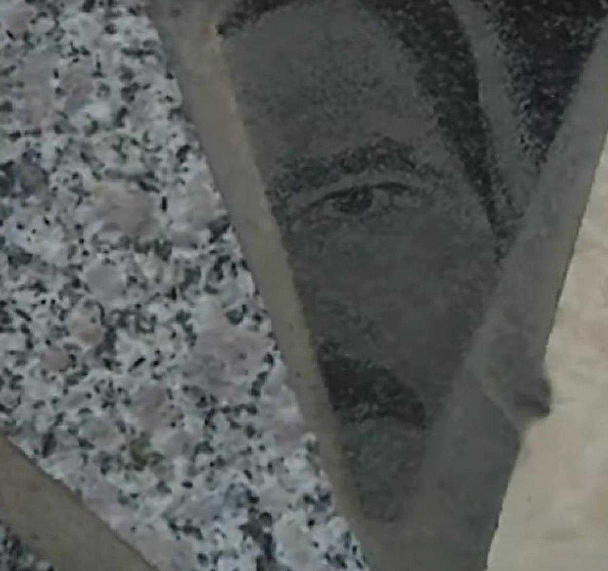 Babasının mezar taşını AVM'de gördü