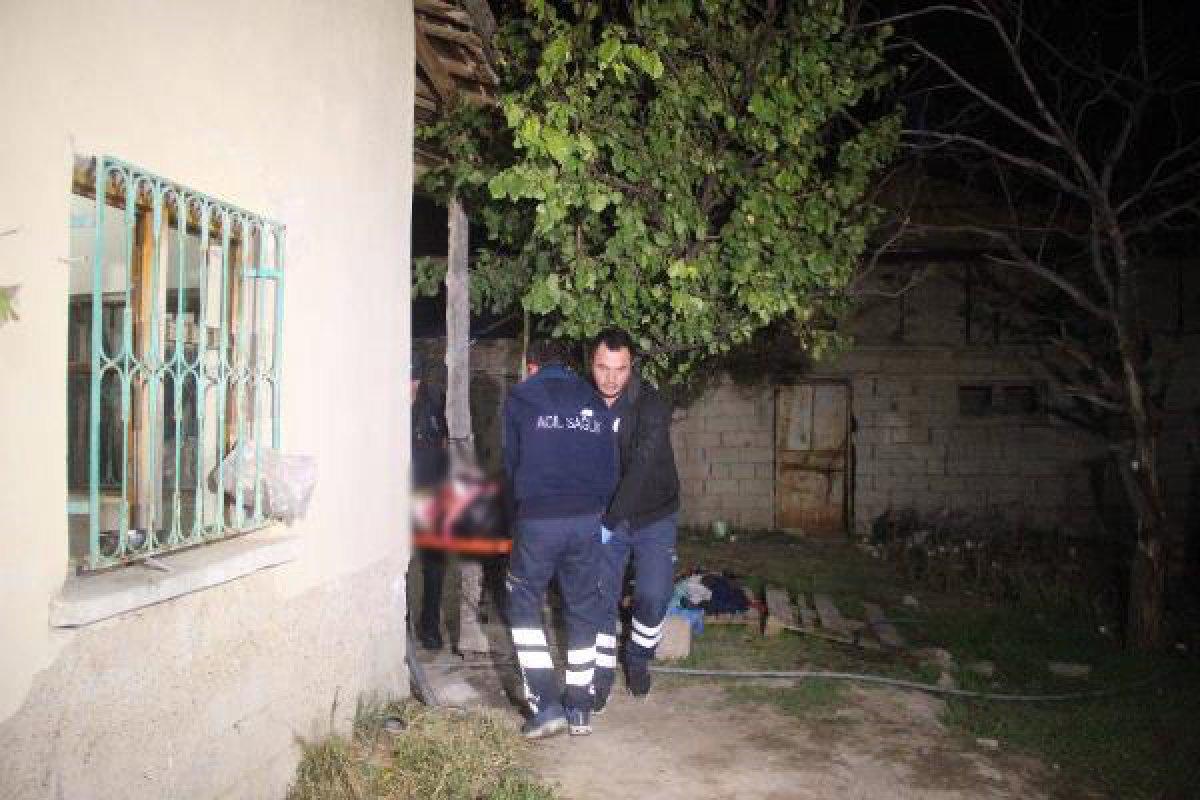 Önce eşinin boğazını ardından da kendi boğazını kesti