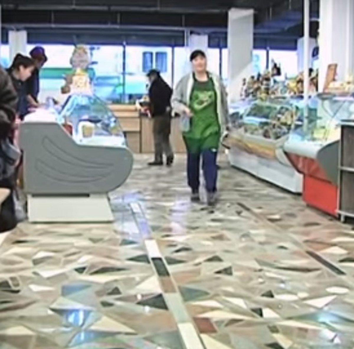 Babasının mezar taşını AVM'de gördü