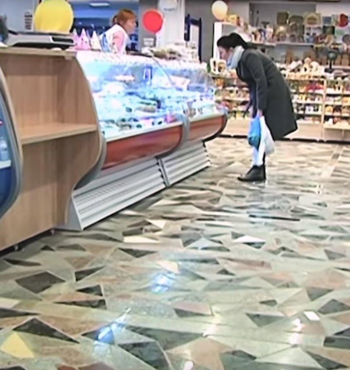 Babasının mezar taşını AVM'de gördü