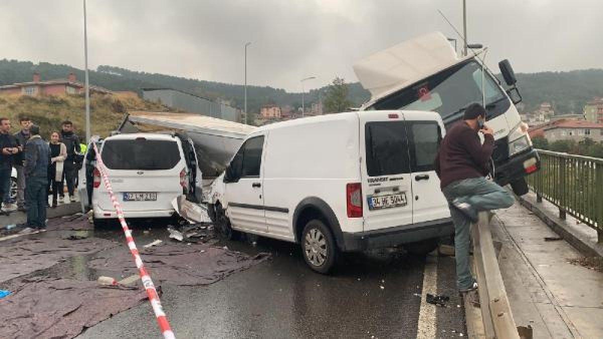 Maltepe'de kamyonet otomobillerin üzerine devrildi