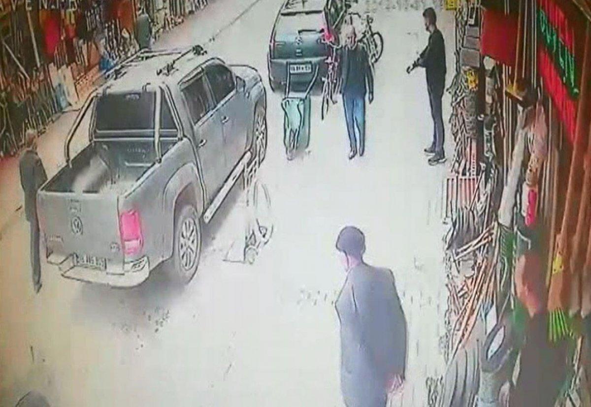 Bursa'da yolun karşısına geçen adama araba çarptı