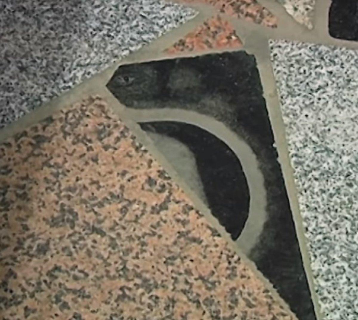 Babasının mezar taşını AVM'de gördü