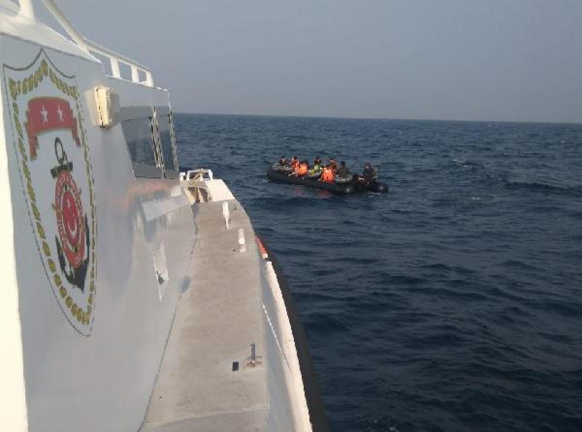 Edirne'de sürüklenen bottaki 28 kaçak göçmen kurtarıldı