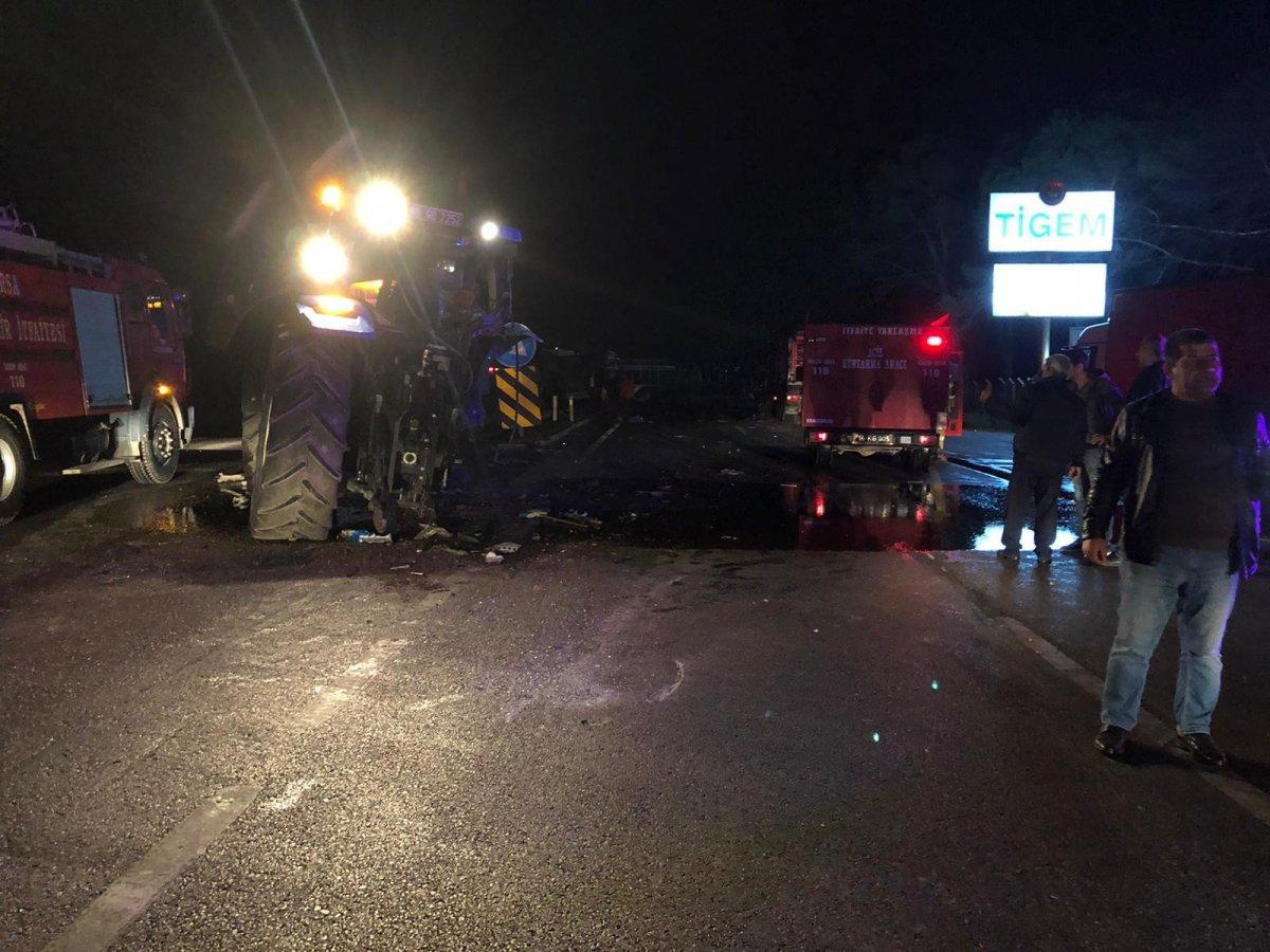 Bursa'da kazada devrilen çekici yolu kapattı