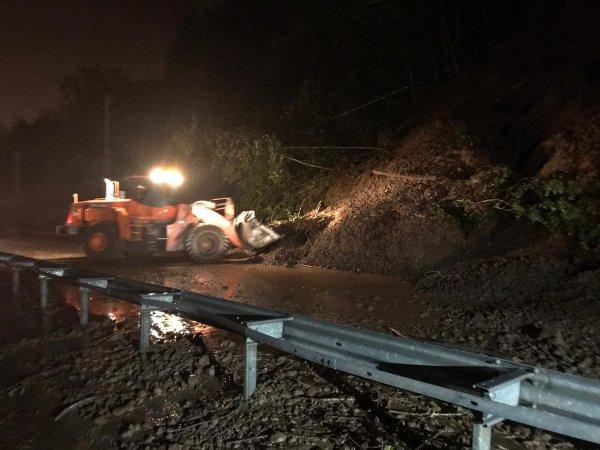 Rize'de heyelan nedeniyle yol kapandı