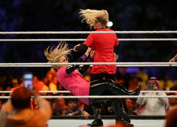 Suudi Arabistan'da kadınlar Amerikan güreşi yaptı