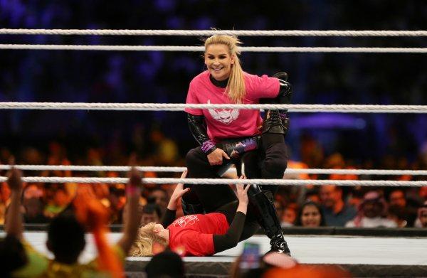 Suudi Arabistan'da kadınlar Amerikan güreşi yaptı