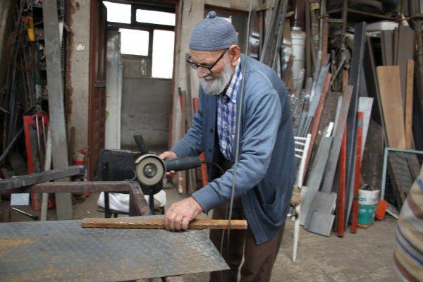 93'lük dede camiye gitmek için bisiklet yaptı