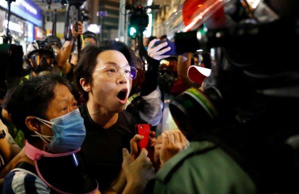 Hong Kong'ta gösteriler şiddetini artırdı