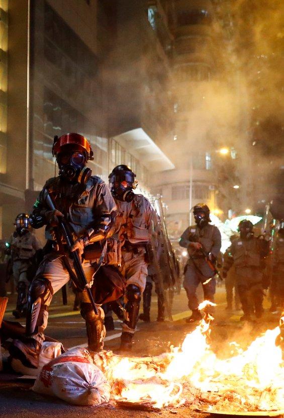 Hong Kong'ta gösteriler şiddetini artırdı