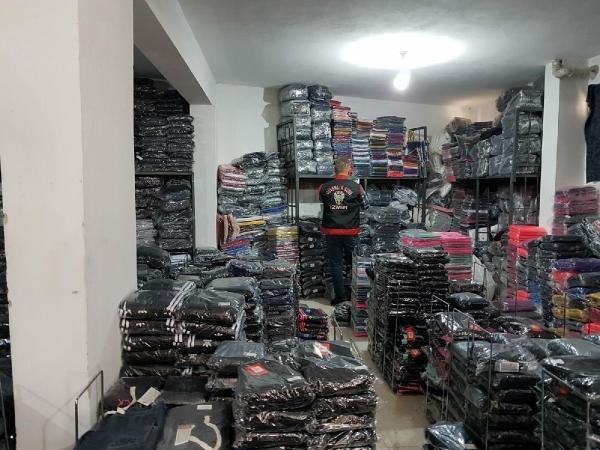 Piyasa değeri 4 milyonluk sahte giyim eşyası depoda çıktı