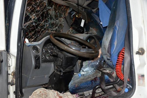Kahramanmaraş'ta kamyon tabela direğine çarptı