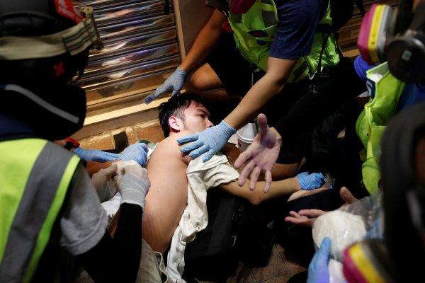 Hong Kong'ta gösteriler şiddetini artırdı