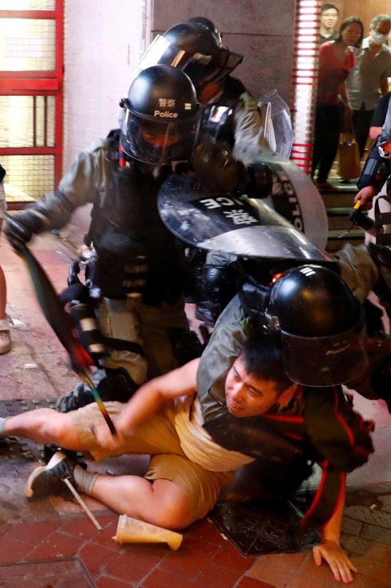 Hong Kong'ta gösteriler şiddetini artırdı