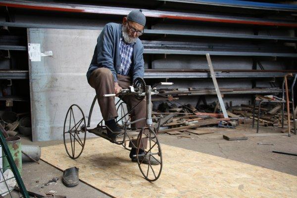 93'lük dede camiye gitmek için bisiklet yaptı