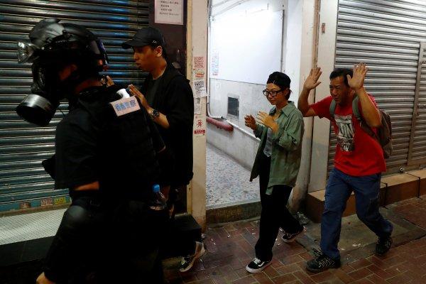 Hong Kong'ta gösteriler şiddetini artırdı