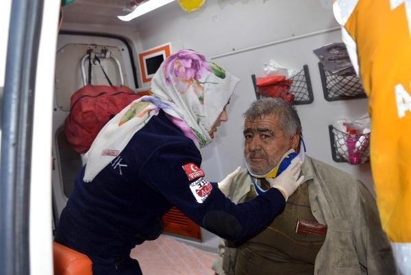 Kahramanmaraş'ta kamyon tabela direğine çarptı