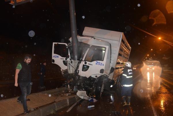 Kahramanmaraş'ta kamyon tabela direğine çarptı