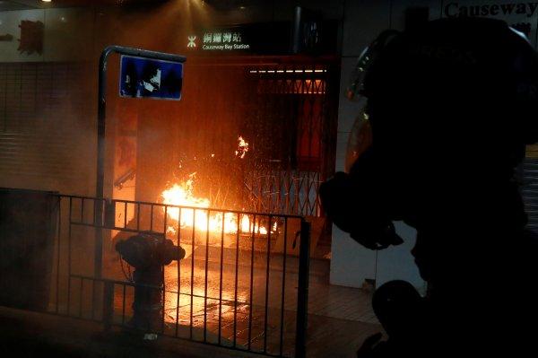 Hong Kong'ta gösteriler şiddetini artırdı