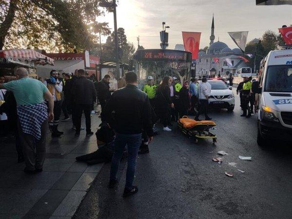 Beşiktaş'ta halk otobüsü durağa daldı