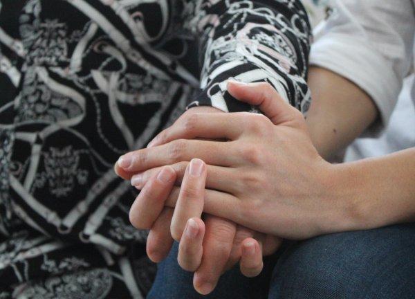 Servis bekleyen kadın eski eşi tarafından bıçaklandı