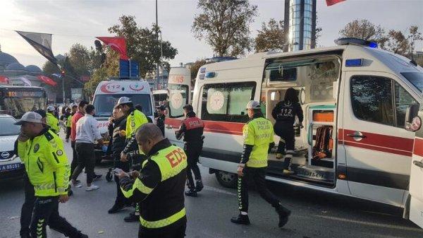 Beşiktaş'ta halk otobüsü durağa daldı