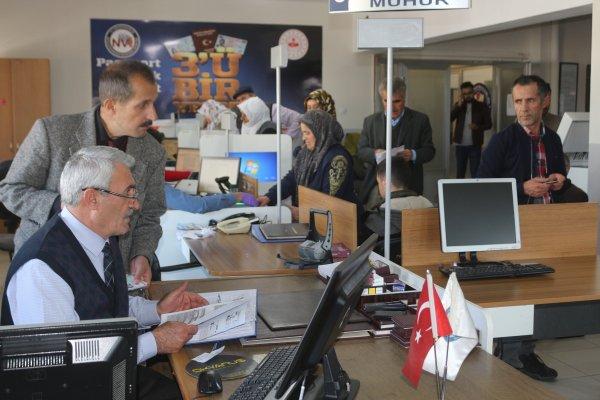 Van'da Fetullah ismini değiştirmek için kuyruğa girdiler