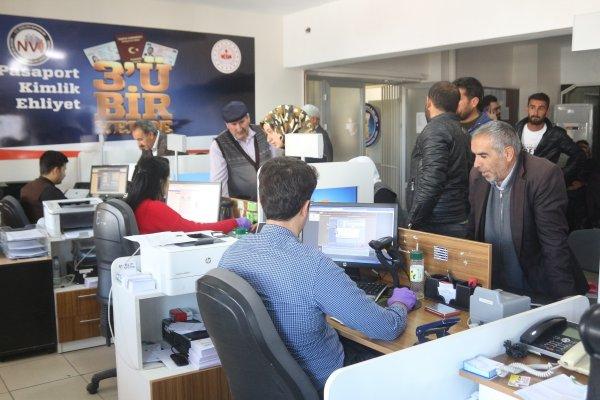 Van'da Fetullah ismini değiştirmek için kuyruğa girdiler