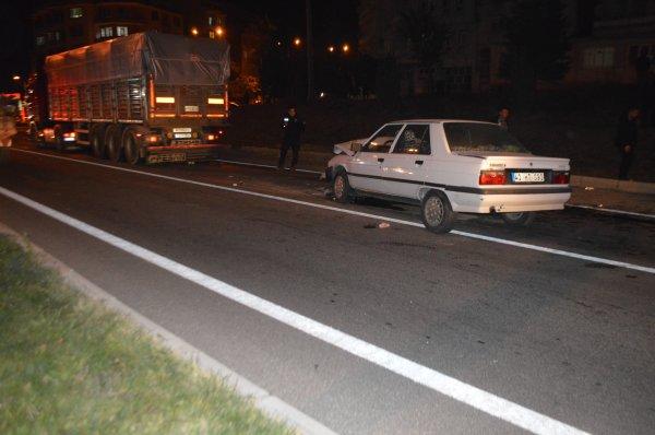 Kütahya'da otomobil ile kamyon çarpıştı