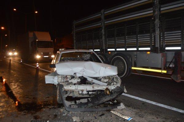 Kütahya'da otomobil ile kamyon çarpıştı