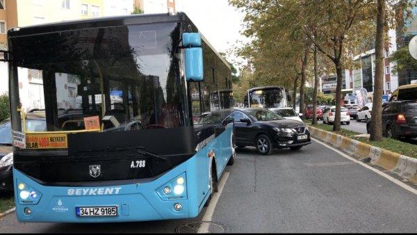 Lastik patladı, anne ve oğlu şoförle birbirine girdi