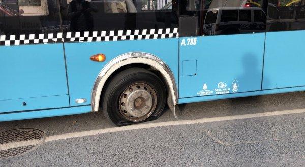 Lastik patladı, anne ve oğlu şoförle birbirine girdi