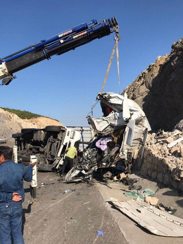 Gaziantep'te freni boşalan tır taklalar atı