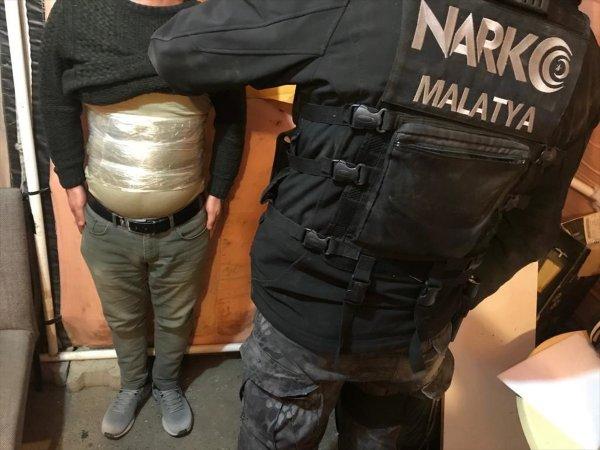 Vücuduna sardığı 2 kilo 50 gram esrarla yakalandı