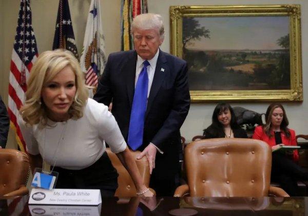 Trump, Evanjelik kişisel papazını Beyaz Saray'a aldırdı