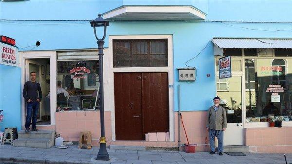 Baba ile oğlu, yan yana berber dükkanı açtı