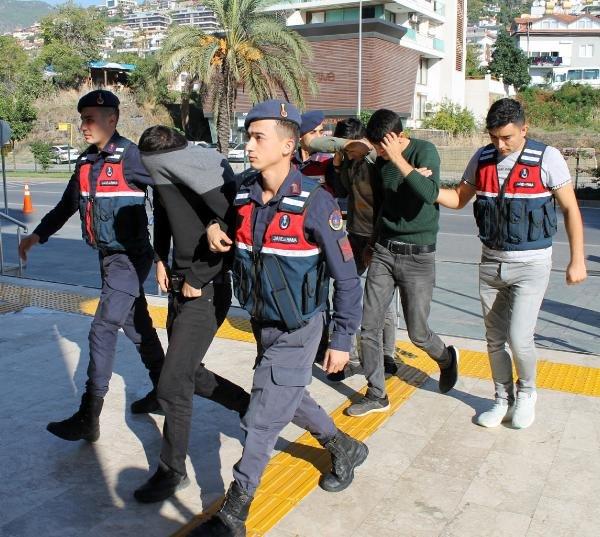 3 hırsız, değeri 30 bin TL olan 10 bin avokado çaldı