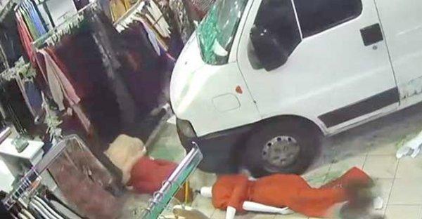 Konya'da bir minibüs dükkana daldı