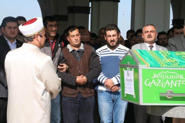 Gaziantep'te dev miksere sıkışan genç defnedildi