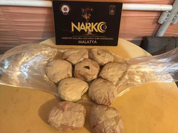 Vücuduna sardığı 2 kilo 50 gram esrarla yakalandı