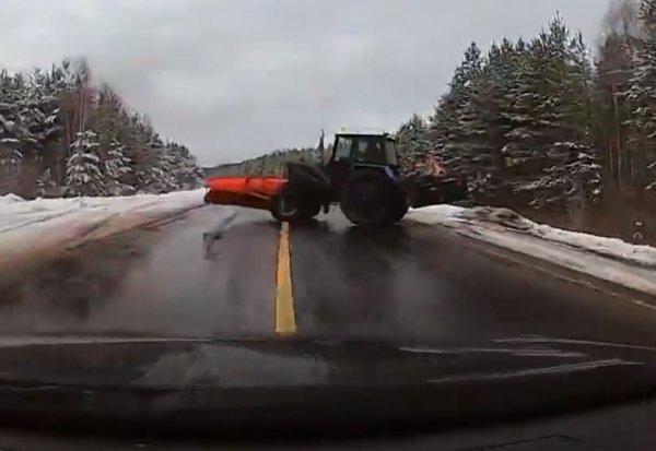 Rusya'da hızını alamayan araç traktöre çarptı