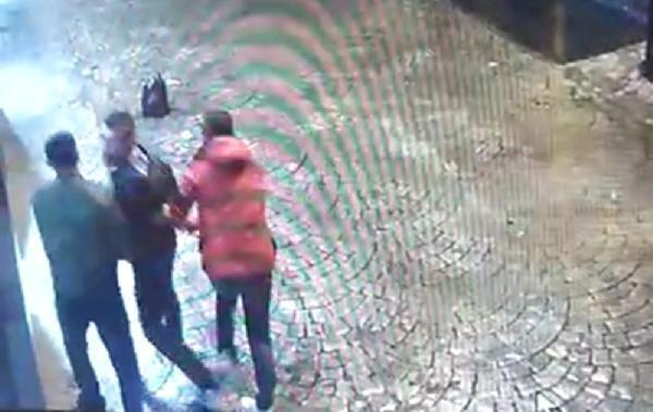 Alkollü gençleri uyaran yönetici dayak yedi