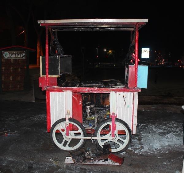 Belediyenin kararına tepki gösterip simit arabasını yaktı