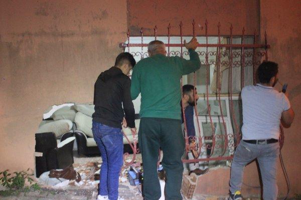İstanbul'da araç evin salonuna daldı