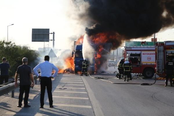 Adana'da oyuncak yüklü tır otoyolda yandı