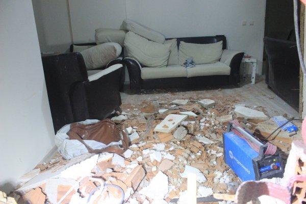 İstanbul'da araç evin salonuna daldı